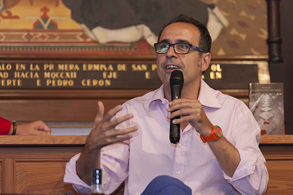 José Luis Correa - El autor en medio de una distendida tertulia